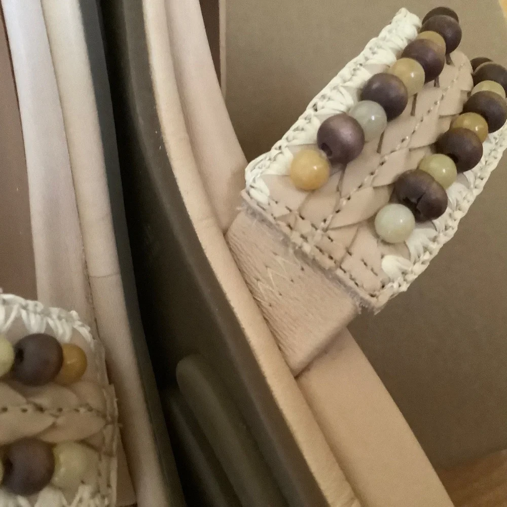 Gentle Souls Lentini Beaded Toe Loop Sandal Tan Leather SZ 9